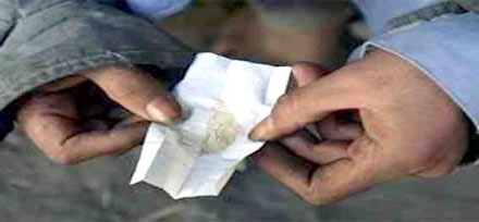 أمن الناظور يلقي القبض على مروجين للمخدرات الصلبة أمن الناظور يلقي القبض على مروجين للمخدرات الصلبة