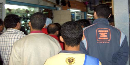 مشادات كلامية بين تجار سوق المركب التجاري بالناظور وأعوان السلطة المحلية مشادات كلامية بين تجار سوق المركب التجاري بالناظور وأعوان السلطة المحلية