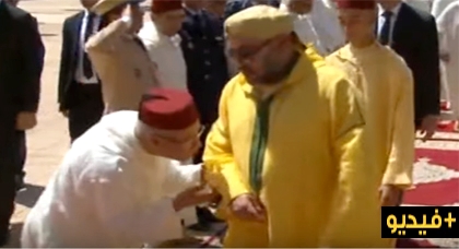 وزير الأوقاف يقع في موقف محرج أمام الملك محمد السادس عند توجهه لأداء صلاة الجمعة وزير الأوقاف يقع في موقف محرج أمام الملك محمد السادس عند توجهه لأداء صلاة الجمعة