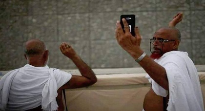 أحد الحجاج يوثق صورة مع "الشيطان" على طريقة "سلفي" تشعل الفايسبوك أحد الحجاج يوثق صورة مع "الشيطان" على طريقة "سلفي" تشعل الفايسبوك
