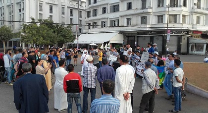 طلقوا ولاد الريف.. شعار يؤثث وقفة تضامنية مع معتقلي "الحراك" لنشطاء وسط الدار البيضاء طلقوا ولاد الريف.. شعار يؤثث وقفة تضامنية مع معتقلي "الحراك" لنشطاء وسط الدار البيضاء