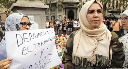 مغاربة إسبانيا أصبحوا يعيشون في جحيم بعد هجمات برشلونة مغاربة إسبانيا أصبحوا يعيشون في جحيم بعد هجمات برشلونة