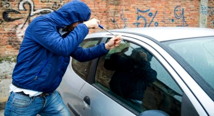 سرقة السيارات تعود للواجهة بالدريوش: مجهولون يتمكنون من سرقة سيارة مواطن من أمام مسجد المسيرة سرقة السيارات تعود للواجهة بالدريوش: مجهولون يتمكنون من سرقة سيارة مواطن من أمام مسجد المسيرة