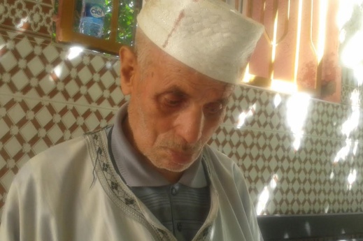 العثور على ستيني مصاب بـ"الزهايمر" تائها بين العروي وويكسان ومحاصرا من قبل الكلاب العثور على ستيني مصاب بـ"الزهايمر" تائها بين العروي وويكسان ومحاصرا من قبل الكلاب