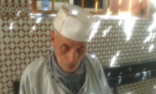 العثور على ستيني مصاب بـ"الزهايمر" تائها بين العروي وويكسان ومحاصرا من قبل الكلاب العثور على ستيني مصاب بـ"الزهايمر" تائها بين العروي وويكسان ومحاصرا من قبل الكلاب