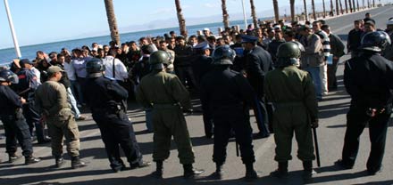 إستنفار أمني بالناظور في إحتجاج  طلبة زايو على إنعدام النقل الجامعي  إستنفار أمني بالناظور في إحتجاج  طلبة زايو على إنعدام النقل الجامعي