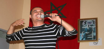 الفنان عبد السلام برشلونة في أمسية فنية بالسجن المحلي بالناظور الفنان عبد السلام برشلونة في أمسية فنية بالسجن المحلي بالناظور