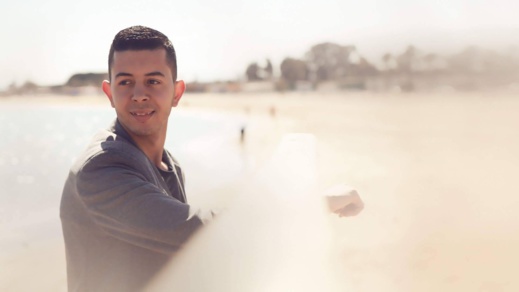 بورتريه عن مسار الفنان فارس شاكر إبن الناظور الذي يشق طريقه على درب "الغناء" بكل إصرار وتميّز بورتريه عن مسار الفنان فارس شاكر إبن الناظور الذي يشق طريقه على درب "الغناء" بكل إصرار وتميّز