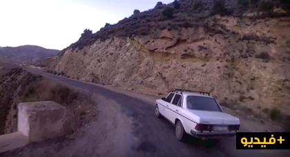 بالفيديو.. دراج يوثق خطورة المقطع الطرقي الرابط بين باب تيزي عزة وجماعة تفارسيت