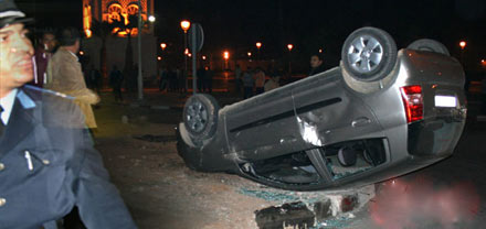 إنقلاب سيارة بمفترق الطرق وسط مدينة الناظور إنقلاب سيارة بمفترق الطرق وسط مدينة الناظور