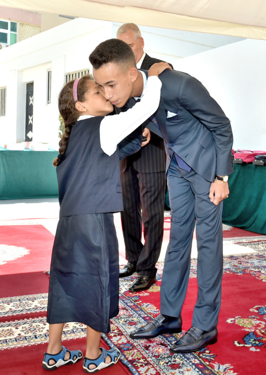 صورة تلميذة تقبل خد الأمير مولاي الحسن تثير إعجاب المغاربة على شبكات التواصل صورة تلميذة تقبل خد الأمير مولاي الحسن تثير إعجاب المغاربة على شبكات التواصل