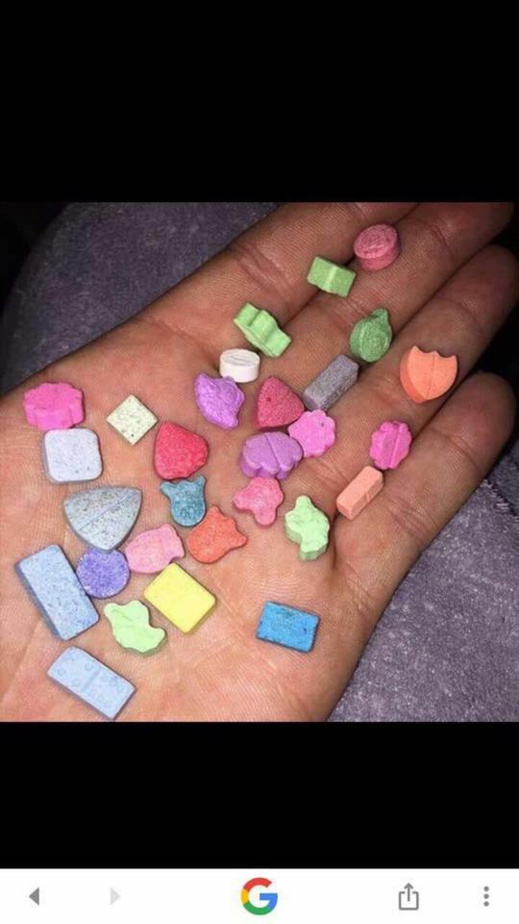 صورة.. نشطاء يحذرون من أقراص مهلوسة على شكل قطع حلوى تباع قرب المؤسسات التعليمية