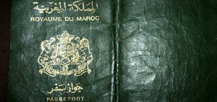 الشرطة المحلية بمليلية تمزق جوازي سفر مواطنين من الناظور الشرطة المحلية بمليلية تمزق جوازي سفر مواطنين من الناظور