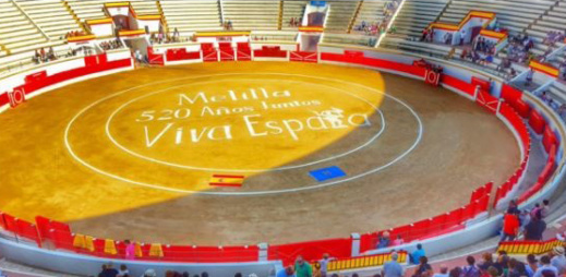 إسبان يصارعون الثيران بمليلية تعبيراً عن رفضهم لانفصال إقليم كتالونيا إسبان يصارعون الثيران بمليلية تعبيراً عن رفضهم لانفصال إقليم كتالونيا