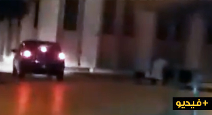 شاهدوا رجل سلطة يطارد بائع "الحريرة" وسط ساحة الحاجة مصطفى بالناظور بسيارة الدولة شاهدوا رجل سلطة يطارد بائع "الحريرة" وسط ساحة الحاجة مصطفى بالناظور بسيارة الدولة