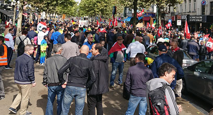 المغاربة المقيمين بالخارج يحتجون بشوارع بروكسيل للمطالبة بالإفراج عن معتقلي حراك الريف المغاربة المقيمين بالخارج يحتجون بشوارع بروكسيل للمطالبة بالإفراج عن معتقلي حراك الريف
