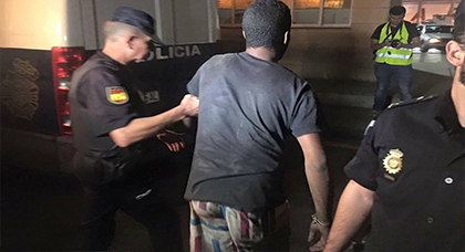 شرطة مليلية تواجه القاصرين المغاربة بالكلاب المدربة لمنعهم من الهجرة شرطة مليلية تواجه القاصرين المغاربة بالكلاب المدربة لمنعهم من الهجرة