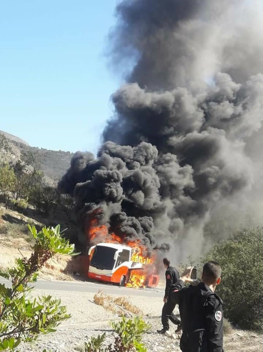 حريق مهول يحول حافلة على متنها عشرات المسافرين إلى كومة نار حديدية نواحي الدريوش حريق مهول يحول حافلة على متنها عشرات المسافرين إلى كومة نار حديدية نواحي الدريوش
