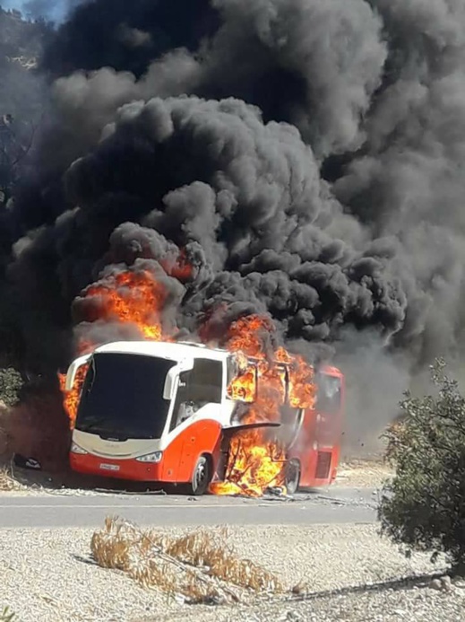 حريق مهول يحول حافلة على متنها عشرات المسافرين إلى كومة نار حديدية نواحي الدريوش