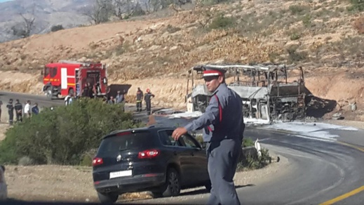 حريق مهول يحول حافلة على متنها عشرات المسافرين إلى كومة نار حديدية نواحي الدريوش حريق مهول يحول حافلة على متنها عشرات المسافرين إلى كومة نار حديدية نواحي الدريوش