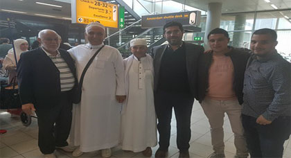 عائلات الحجاج المغاربة تستقبل ذويهم في أجواء إيمانية بمطار سخيبول بهولندا عائلات الحجاج المغاربة تستقبل ذويهم في أجواء إيمانية بمطار سخيبول بهولندا
