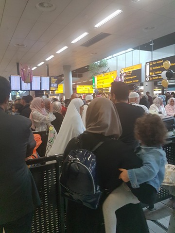 عائلات الحجاج المغاربة تستقبل ذويهم في أجواء إيمانية بمطار سخيبول بهولندا عائلات الحجاج المغاربة تستقبل ذويهم في أجواء إيمانية بمطار سخيبول بهولندا