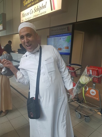 عائلات الحجاج المغاربة تستقبل ذويهم في أجواء إيمانية بمطار سخيبول بهولندا عائلات الحجاج المغاربة تستقبل ذويهم في أجواء إيمانية بمطار سخيبول بهولندا