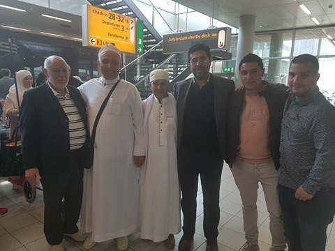 عائلات الحجاج المغاربة تستقبل ذويهم في أجواء إيمانية بمطار سخيبول بهولندا عائلات الحجاج المغاربة تستقبل ذويهم في أجواء إيمانية بمطار سخيبول بهولندا