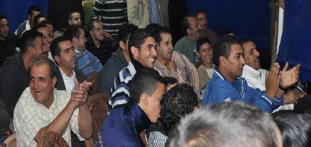 فرحة ناظورية بعد فوز وتأهل المنتخب الجزائري إلى المونديال فرحة ناظورية بعد فوز وتأهل المنتخب الجزائري إلى المونديال