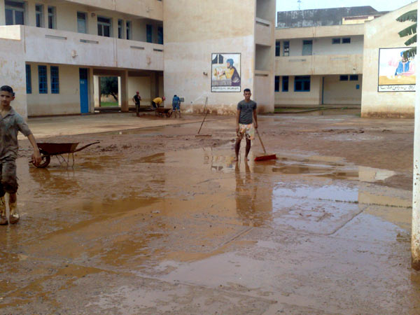 تلاميذ الثانوية التأهيلية مقدم بوزيان بأركمان يحتجون على وضعية مؤسستهم تلاميذ الثانوية التأهيلية مقدم بوزيان بأركمان يحتجون على وضعية مؤسستهم