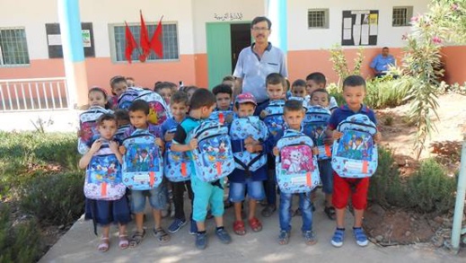 تلامذة بمدارس ابتدائية بالناظور يستفيدون من المحافظ والأدوات المدرسية وسط أجواء بهيجة تلامذة بمدارس ابتدائية بالناظور يستفيدون من المحافظ والأدوات المدرسية وسط أجواء بهيجة