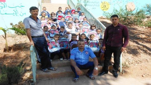 تلامذة بمدارس ابتدائية بالناظور يستفيدون من المحافظ والأدوات المدرسية وسط أجواء بهيجة تلامذة بمدارس ابتدائية بالناظور يستفيدون من المحافظ والأدوات المدرسية وسط أجواء بهيجة