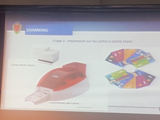 صورة للأداة الني يتم استخدامها لصناعة بطاقات بنكية مزيفة صالحة للاستعمال بناء على المعلومات المسروقة من البطاقة الأصلية صورة للأداة الني يتم استخدامها لصناعة بطاقات بنكية مزيفة صالحة للاستعمال بناء على المعلومات المسروقة من البطاقة الأصلية