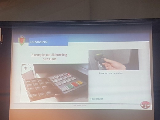 صورة لقارئ البطاقة المزيف ولوحة المفاتيح المزيفة اللذان يُستخدمان لسرقة معلومات البطاقة وكلمة السر صورة لقارئ البطاقة المزيف ولوحة المفاتيح المزيفة اللذان يُستخدمان لسرقة معلومات البطاقة وكلمة السر