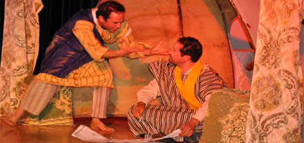 فرقة " أبوليوس " تعرض مسرحية " ثاسيرث " أمام جمهور غفير بالناظور فرقة " أبوليوس " تعرض مسرحية " ثاسيرث " أمام جمهور غفير بالناظور