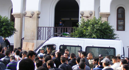 تفاصيل توزيع 102 شهرا سجنا على ستة من معتقلي الحراك الشعبي بمدينة الحسيمة تفاصيل توزيع 102 شهرا سجنا على ستة من معتقلي الحراك الشعبي بمدينة الحسيمة