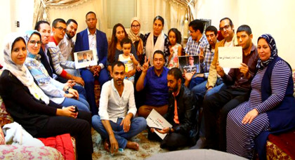 في زيارة لأسرته.. صحافيون ينشدون المهداوي وقف الإضراب عن الطعام من داخل منزله في زيارة لأسرته.. صحافيون ينشدون المهداوي وقف الإضراب عن الطعام من داخل منزله