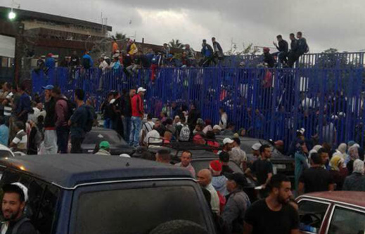 فوضى وغليان بمعبر بني أنصار إثر إغلاق السلطات الإسبانية لباب مليلية في وجه المهربين فوضى وغليان بمعبر بني أنصار إثر إغلاق السلطات الإسبانية لباب مليلية في وجه المهربين