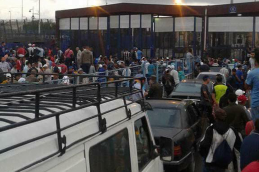 فوضى وغليان بمعبر بني أنصار إثر إغلاق السلطات الإسبانية لباب مليلية في وجه المهربين فوضى وغليان بمعبر بني أنصار إثر إغلاق السلطات الإسبانية لباب مليلية في وجه المهربين