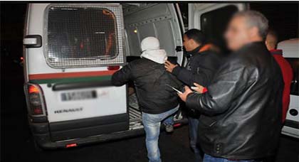 صحف: إعتقال مجموعة من الأشخاص ينحدرون من جماعة ثروكوت كانوا يلعبون مباراة كرة قدم بإمزورن صحف: إعتقال مجموعة من الأشخاص ينحدرون من جماعة ثروكوت كانوا يلعبون مباراة كرة قدم بإمزورن