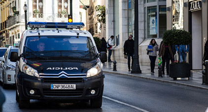 شرطة مليلية تلقي القبض على مغربي واسباني وجها سبع طعنات لأحد الأشخاص بدافع السرقة شرطة مليلية تلقي القبض على مغربي واسباني وجها سبع طعنات لأحد الأشخاص بدافع السرقة