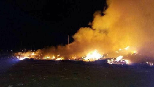 دخان نيران اندلعت في مطرح للنفايات تخنق سكان حي المطار بالناظور دخان نيران اندلعت في مطرح للنفايات تخنق سكان حي المطار بالناظور