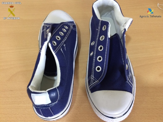 مليلية.. احباط محاولة تهريب أحذية مقلدة تقارب قيمتها 600 مليون سنتيم كانت في طريقها الى المغرب مليلية.. احباط محاولة تهريب أحذية مقلدة تقارب قيمتها 600 مليون سنتيم كانت في طريقها الى المغرب