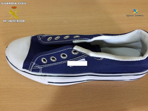 مليلية.. احباط محاولة تهريب أحذية مقلدة تقارب قيمتها 600 مليون سنتيم كانت في طريقها الى المغرب مليلية.. احباط محاولة تهريب أحذية مقلدة تقارب قيمتها 600 مليون سنتيم كانت في طريقها الى المغرب