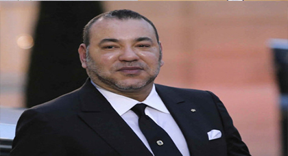 صورة... طفل مغربي يقبل الملك محمد السادس يثير إعجاب رواد الفايسبوك