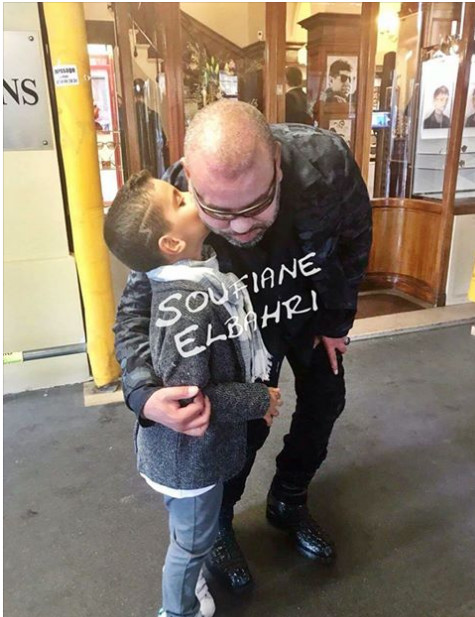 صورة... طفل مغربي يقبل الملك محمد السادس يثير إعجاب رواد الفايسبوك