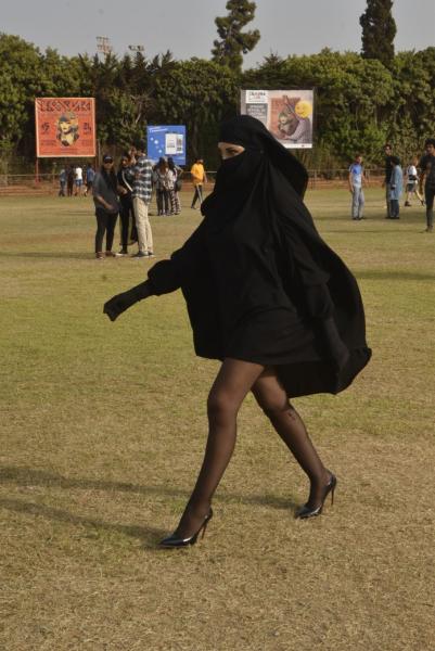 غريب بالصور: فتاة منقبة بساقين عاريتين تثير الجدل في مهرجان شبابي