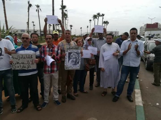 بالصور.. وقفة إحتجاجية أمام سجن عكاشة للمطالبة بإطلاق سراح معتقلي الريف بالصور.. وقفة إحتجاجية أمام سجن عكاشة للمطالبة بإطلاق سراح معتقلي الريف