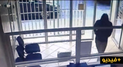 بالفيديو.. ملثم يقتحم وكالة لتحويل الأموال ويسرق حوالي 3 مليون سنتيم في واضحة النهار بالفيديو.. ملثم يقتحم وكالة لتحويل الأموال ويسرق حوالي 3 مليون سنتيم في واضحة النهار