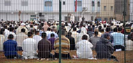 ضعف الوسائل اللوجستيكية والتقنية أربك المصلين يوم العيد، والعامل يعد بإنشاء مصلى ضعف الوسائل اللوجستيكية والتقنية أربك المصلين يوم العيد، والعامل يعد بإنشاء مصلى